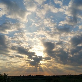 sole e nuvole nel cielo