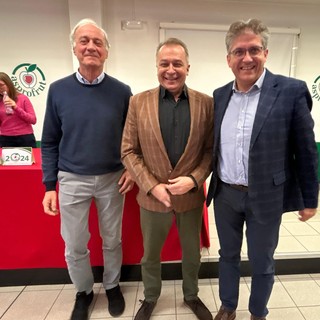 Tre persone insieme in foto