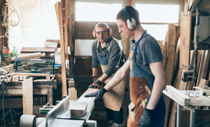 Apprenditsti artigiani al lavoro