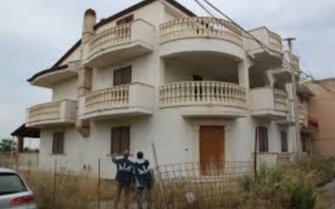 casa confiscata con agenti della Dia