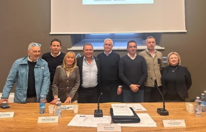 Foto di gruppo al termine della conferenza stampa presso l'Atl del Cuneese