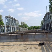 Viabilità, in corso il montaggio del ponte provvisorio sul Ceronda a Venaria Reale