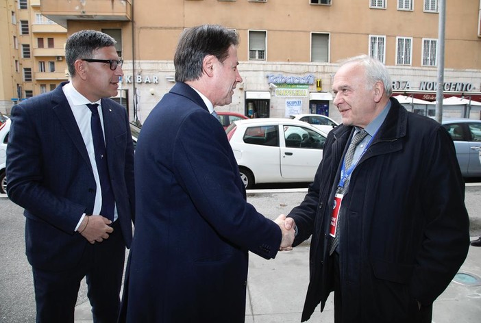 Stretta di mano tra Giuseppe Conte e Bruno Scanferla