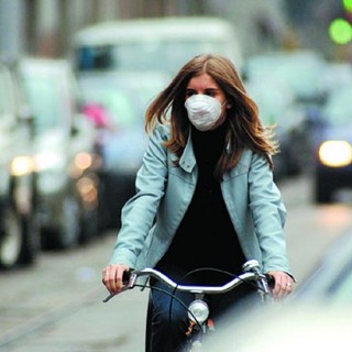 ragazza in bici con mascherina