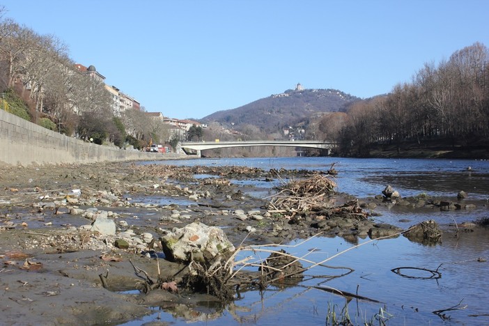 Il Piemonte chiede lo stato di calamità per siccità, Cirio: “Così aiutiamo le produzioni agricole”