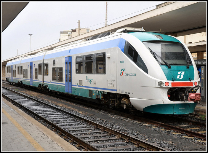 Treno fermo al binario