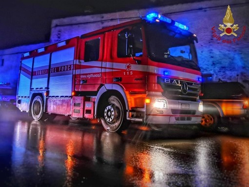 A fuoco un condominio in via Gatti a Rivoli: evacuate 25 persone