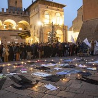 Strage Cutro, condannati tre presunti scafisti: nel naufragio morirono 94 persone