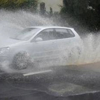 Maltempo in Emilia Romagna, pioggia incessante e rischio frane: scuole chiuse