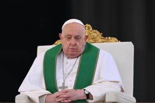 Papa Francesco interrompe l'omelia: &quot;Difficoltà di respiro, mi scuso&quot;