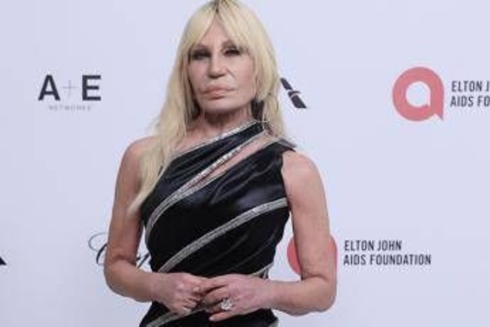 Versace, Donatella lascia direzione creativa: arriva Dario Vitale