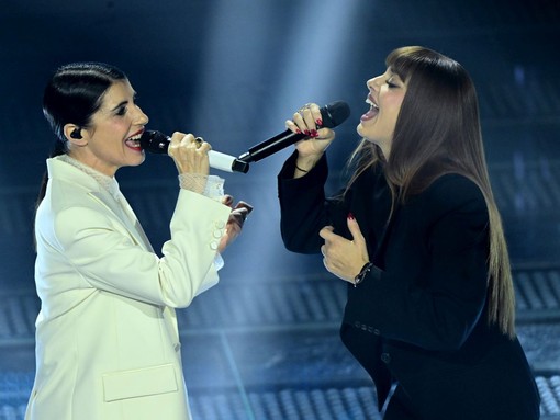 Sanremo, Giorgia e Annalisa vincono la serata cover. All’Ariston il ciclone Benigni e l’ironia di Cucciari