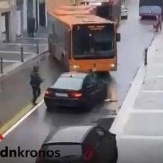 Vigili investiti a Parma, l'autista che ha bloccato col bus l'aggressore: &quot;Era senza scrupoli&quot;