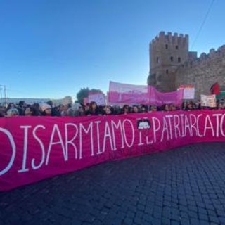 Non Una di Meno, corteo a Roma: &quot;In piazza perché il patriarcato esiste e continua ad ucciderci&quot;