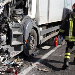 Potenza, scontro tra due tir: due morti