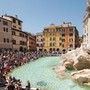 Roma, tenta di arrampicarsi su Fontana di Trevi: multa da 1.000 euro