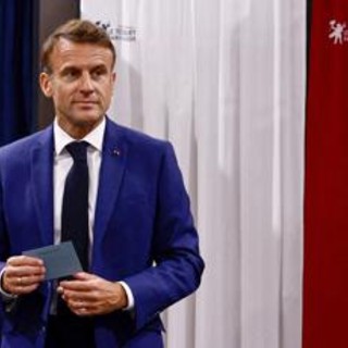 Francia, dal governo di coalizione al tecnico: cosa farà Macron se Barnier cade?