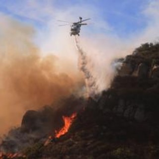 Maxi incendio a Malibu in California, migliaia gli evacuati