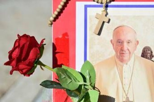 Papa, Vaticano: &quot;Situazione di stabilità, lieve miglioramento in quadro che resta complesso&quot;