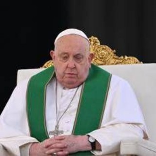 Papa Francesco interrompe l'omelia: &quot;Difficoltà di respiro, mi scuso&quot;