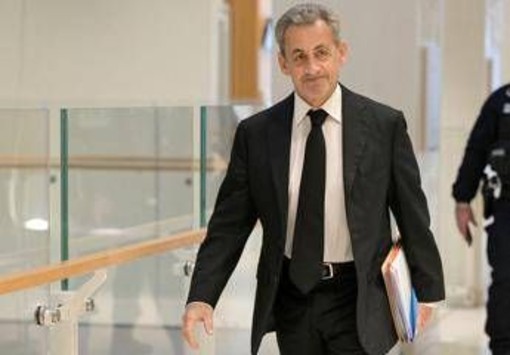 Braccialetto elettronico per Sarkozy, ex presidente sospende attività pubbliche