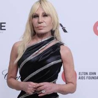 Versace, Donatella lascia direzione creativa: arriva Dario Vitale